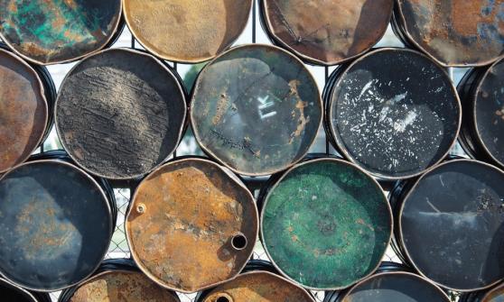 Petróleo retrocede mientras los comerciantes consideran las sanciones de EU a Rusia