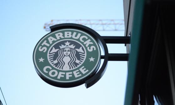 Starbucks reporta ganancias, pero resiente altos costos en insumos