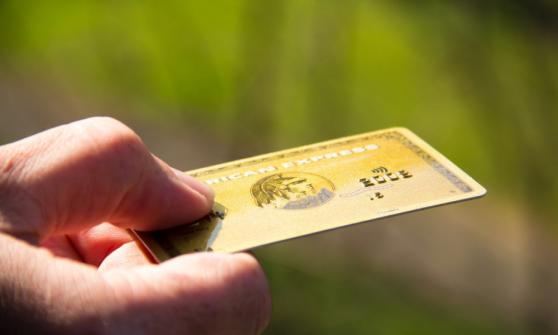 American Express sube en utilidades impulsada por niveles de gasto con tarjeta en 4T21