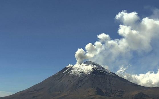 Popocatepetl's exhalation causes ash to fall in CDMX