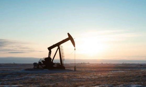 Petróleo opera a la baja mientras el mercado evalúa los desafíos para el suministro de crudo