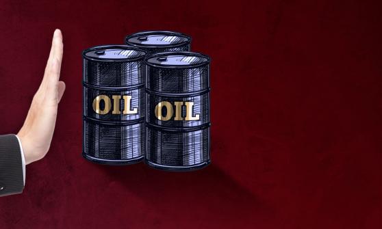 Petróleo cae tras reportes de acuerdo de producción de miembros de la OPEP+