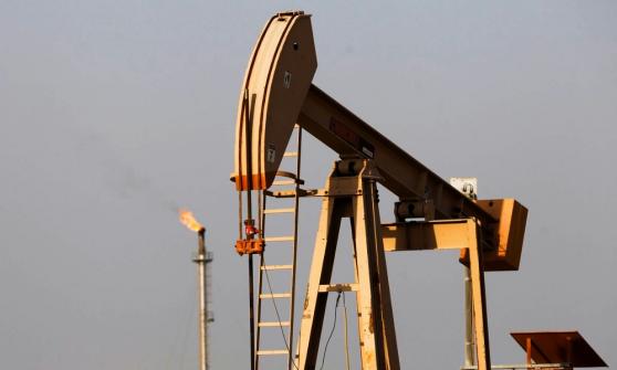 Petróleo se eleva 2%, pero se dirige a un mes perdedor debido a temores por recesión