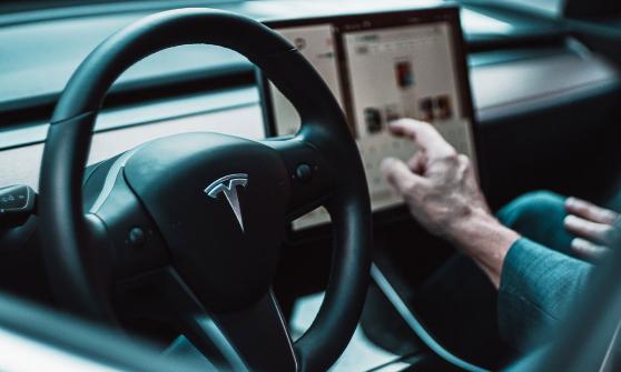 Tesla llama a revisión a más de un millón de vehículos en EU