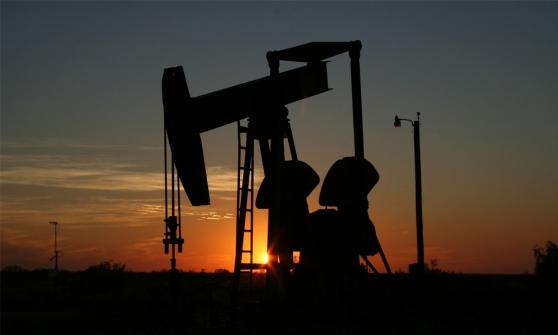 Petróleo sube por caída de inventarios; perfila ganancia trimestral
