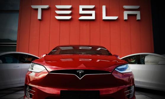 EU abre investigación a 580,000 vehículos Tesla por permitir juegos en la pantalla 