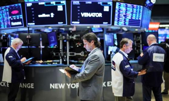 Wall Street inicia la jornada con operaciones mixtas después de una semana volátil
