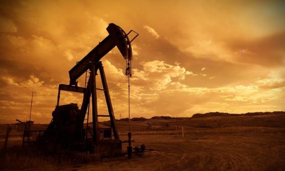 Petróleo sube mientras OPEP+ sigue en busca de acuerdo sobre producción