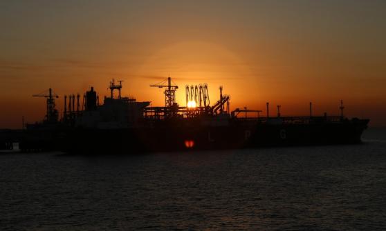 Petróleo fluctúa tras reducción de producción en Libia