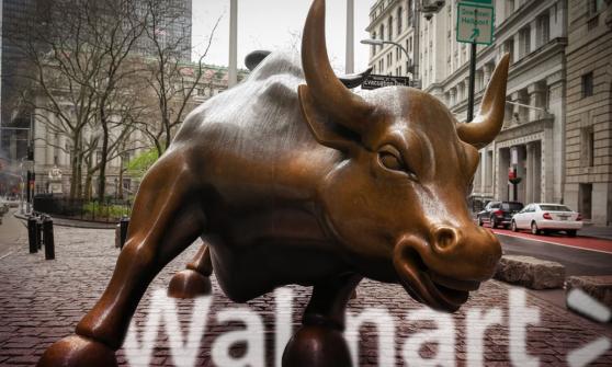 Wall Street se desliza después de que Walmart recortara pronóstico de ganancias