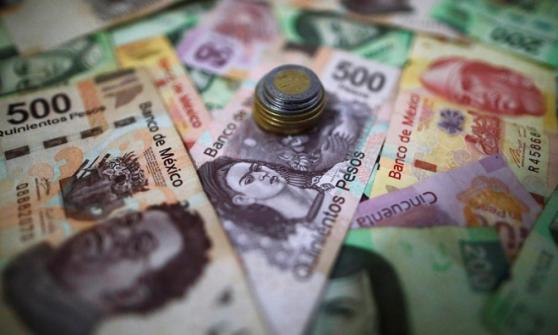 Peso opera con ganancias tras endurecimiento de la política monetaria por parte de Banxico