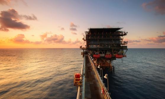 Precios del petróleo inician semana al alza, presiones en costos de gas influyen