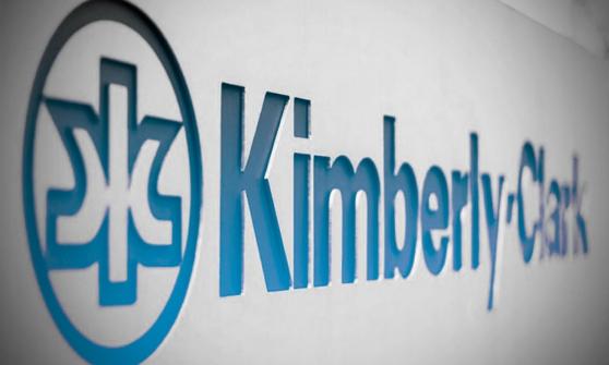 Kimberly Clark logra máximo histórico en ventas, pero alza en commodities impacta utilidad