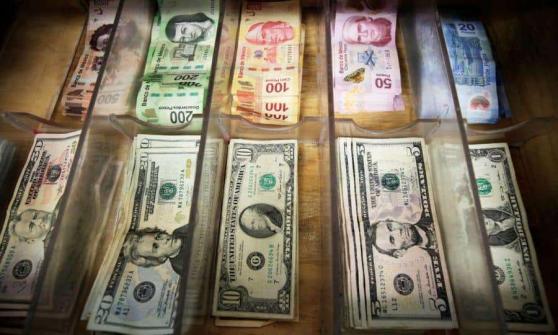 Peso se aprecia ante el dólar, a la espera de más datos de México y EU