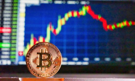 Bitcoin rompe racha perdedora de cinco días tras caer por debajo de 30,000 dólares