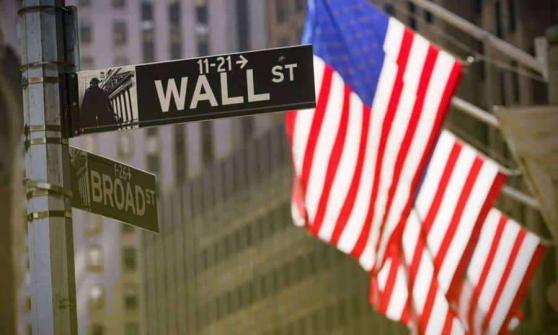 Wall Street abre en rojo mientras la economía de EU muestra debilidad y el mercado analiza las ganancias
