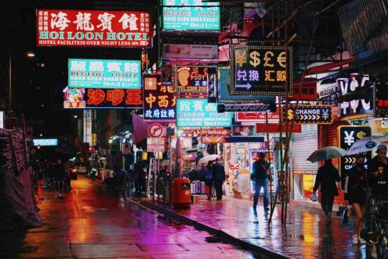 Hong Kong publica nuevas reglas cripto y propone levantar prohibición de comercio minorista 