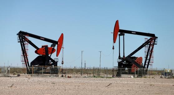 Petróleo opera estable entre dólar débil y restricciones contra COVID-19 en China