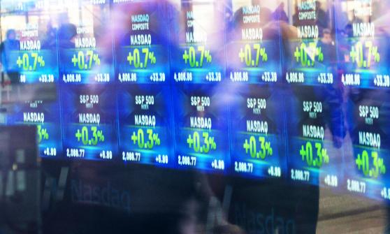 Acciones de Wall Street suben; rendimientos de bonos están más cerca de la advertencia de recesión