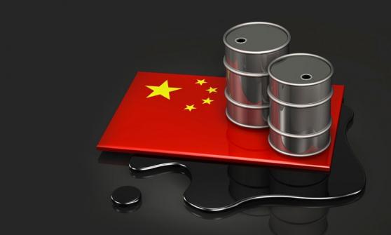 Petróleo cae más de 3%; restricciones por COVID-19 en China amenazan la demanda de combustible