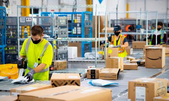 Amazon aumentará el salario a sus trabajadores en EU; invertirá 1,000 mdd