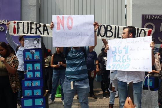 Jóvenes protestan en el IECM contra censura del Cártel Inmobiliario del PAN