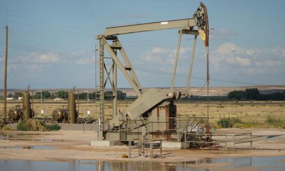 Petróleo opera estable; cierres de China contrarrestan interrupción del campo de Libia