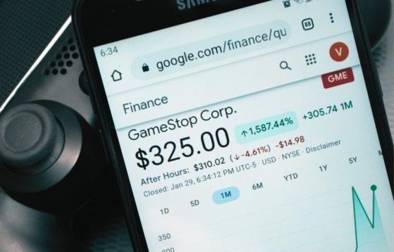 “Roaring Kitty” anuncia su regreso disparando precio de GameStop, Bitcoin y memecoins también suben 