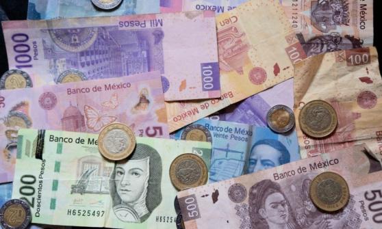 Peso cae ante el dólar tras publicación de cifras económicas de México