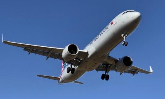 American Airlines reporta pérdidas en 2021; advierte que ómicron retrasará recuperación 