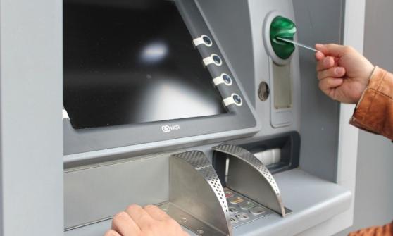 Santander, Afirme, Bancoppel; los que cobran más comisión por retirar efectivo de tarjetas de crédito
