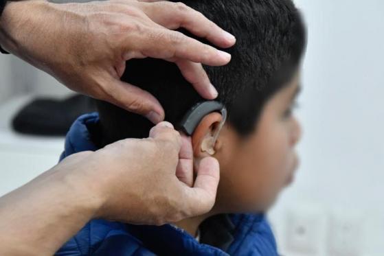 Tlalpan entrega apoyos económicos para aparatos auditivos