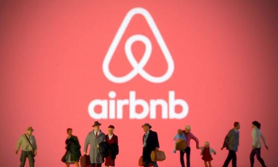 Airbnb dará albergue gratuito a 20,000 refugiados afganos en todo el mundo