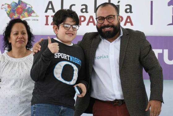 Más de 54 mil estudiantes beneficiados con entrega de lentes en Iztapalapa desde 2019