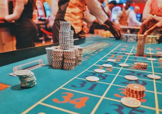 EEUU: Reguladores estatales presentan cargos contra empresa vinculada a casinos en línea y NFTs