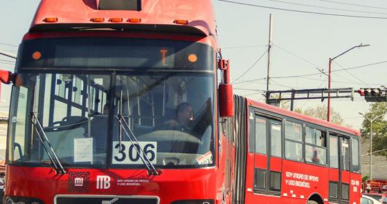 Metrobús atropelló a una pareja: Maya murió, Renata está grave… y el conductor, libre