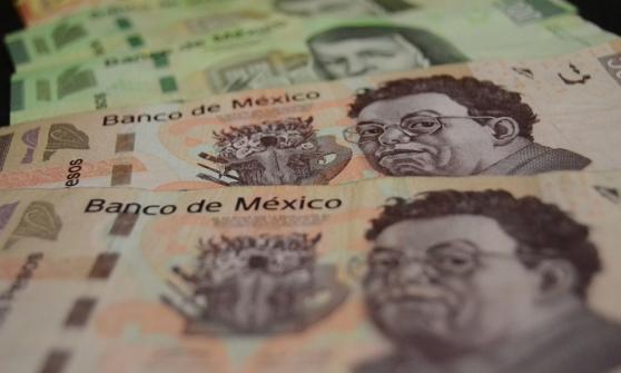 Peso inicia con ganancias por menor temor en los mercados a la variante ómicron