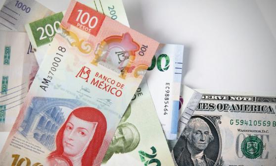Peso mexicano inicia la semana con ganancias en medio de retroceso del dólar