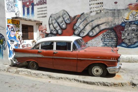 Artistas cubanos enfrentan bloqueos en el mercado NFT OpenSea 