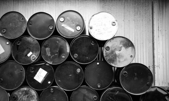 Petróleo se hunde más de 2% mientras la UE discute el límite de precio de crudo ruso