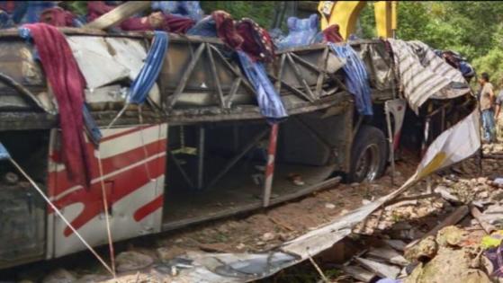 Autobús de pasajeros cae a barranco en Oaxaca; hay 26 muertos