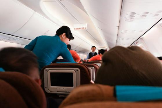 Esta aerolínea en Qatar atenderá a sus pasajeros con una azafata impulsada por IA