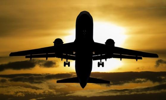 Boletos de avión serán más caros por alza en precios del petróleo: IATA