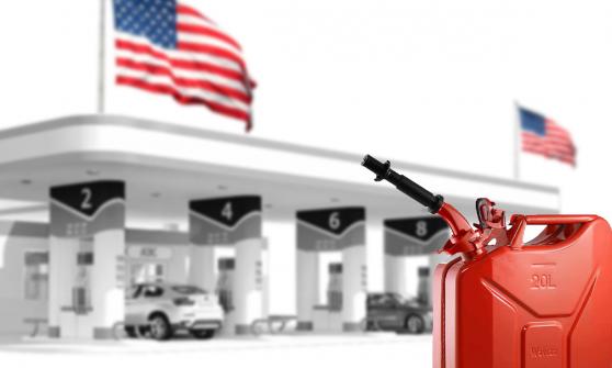 Precio del galón de gasolina cae por debajo de 4 dólares, el punto más bajo desde marzo