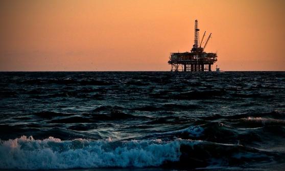 Petróleo revierte pérdidas tras caída en inventarios de EU y previsión de demanda de AIE