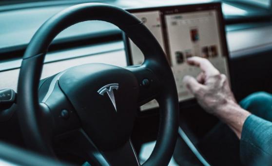 Tesla integrará el nuevo asistente AI de Elon Musk, Grok, en sus vehículos 