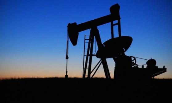 Petróleo cae más de 4% a medida que se calman los temores por sanciones a Rusia