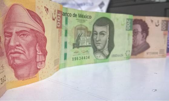 Peso opera plano ante el dólar tras datos de inflación en México