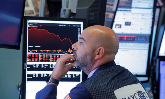 Wall Street se pinta de rojo por temores sobre aumento de casos de COVID-19