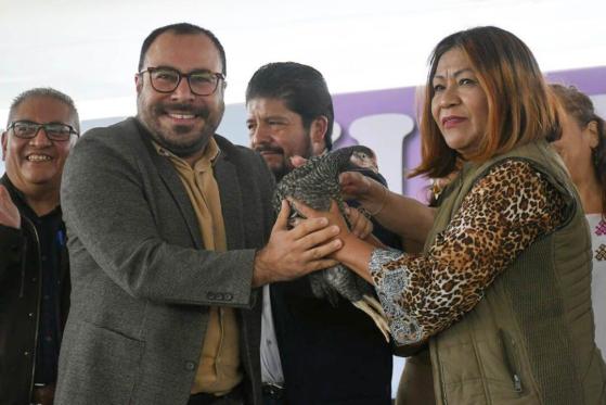 Iztapalapa entrega 6 mil gallinas para promover autoconsumo y economía familiar